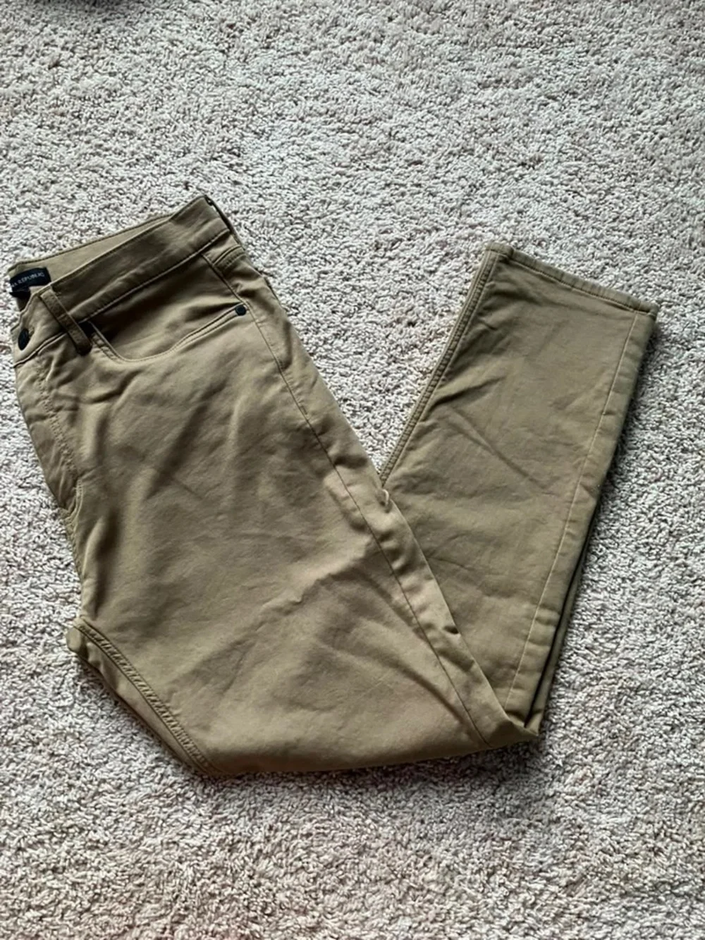 NEW Banana Republic Men's Chinos in Olive-Tan